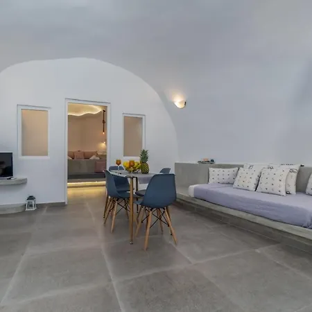 Beautiful 4-bed Cave House Near Private Pool Fira (Santorini)