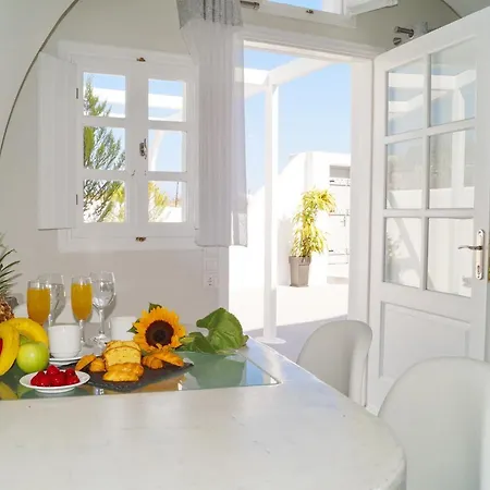 Beautiful 4-bed Cave House Near Private Pool * Fira (Santorini)